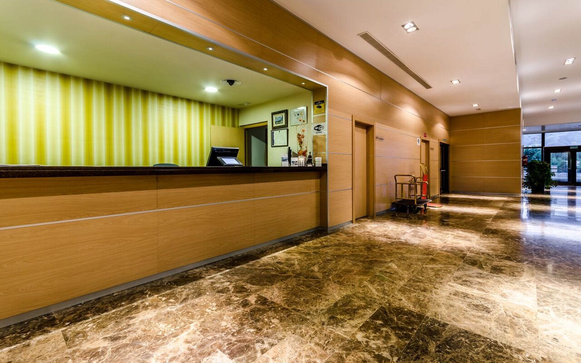 โรงแรมอัลกาลา พลาซา อัลกาลาเดเอนาเรส ภายนอก รูปภาพ